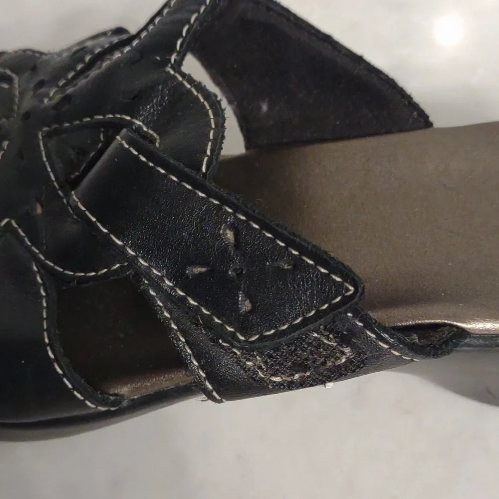 Clark's Bendables Women's Black Leather Laser Cutout Slip On Sandals Size 9.5